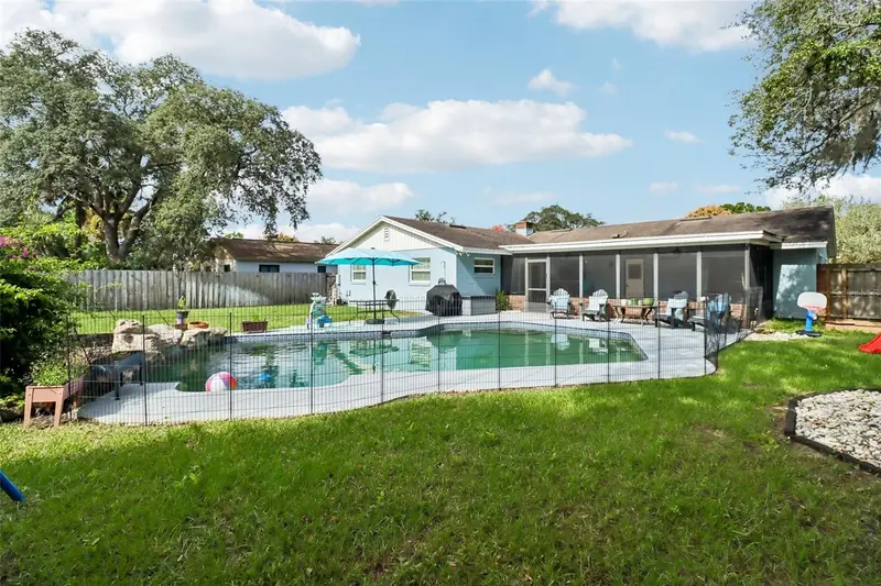 206 Harrogate Pl, FL