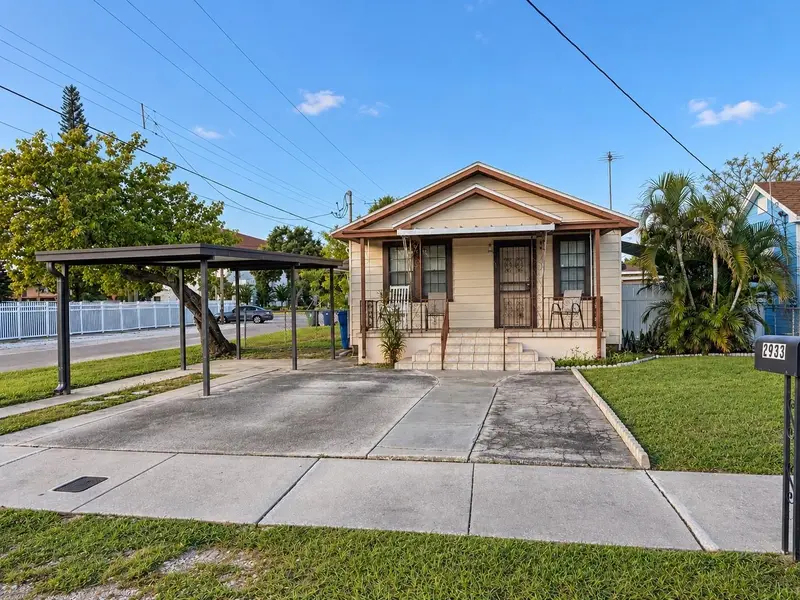 2933 W Walnut St, FL