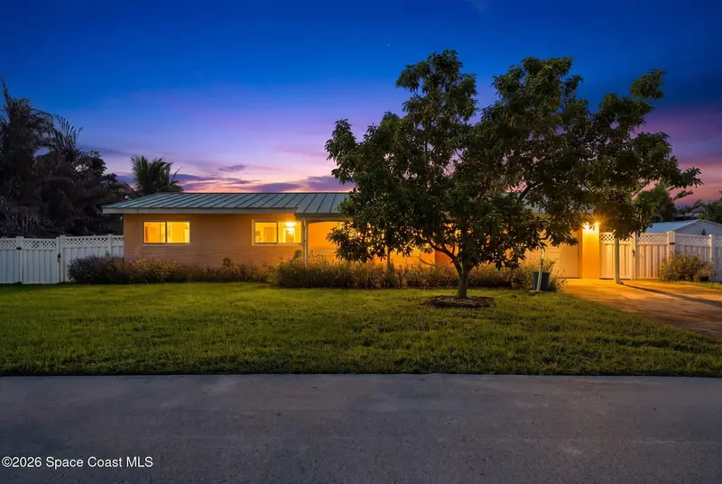 6 Venetian Way B, FL