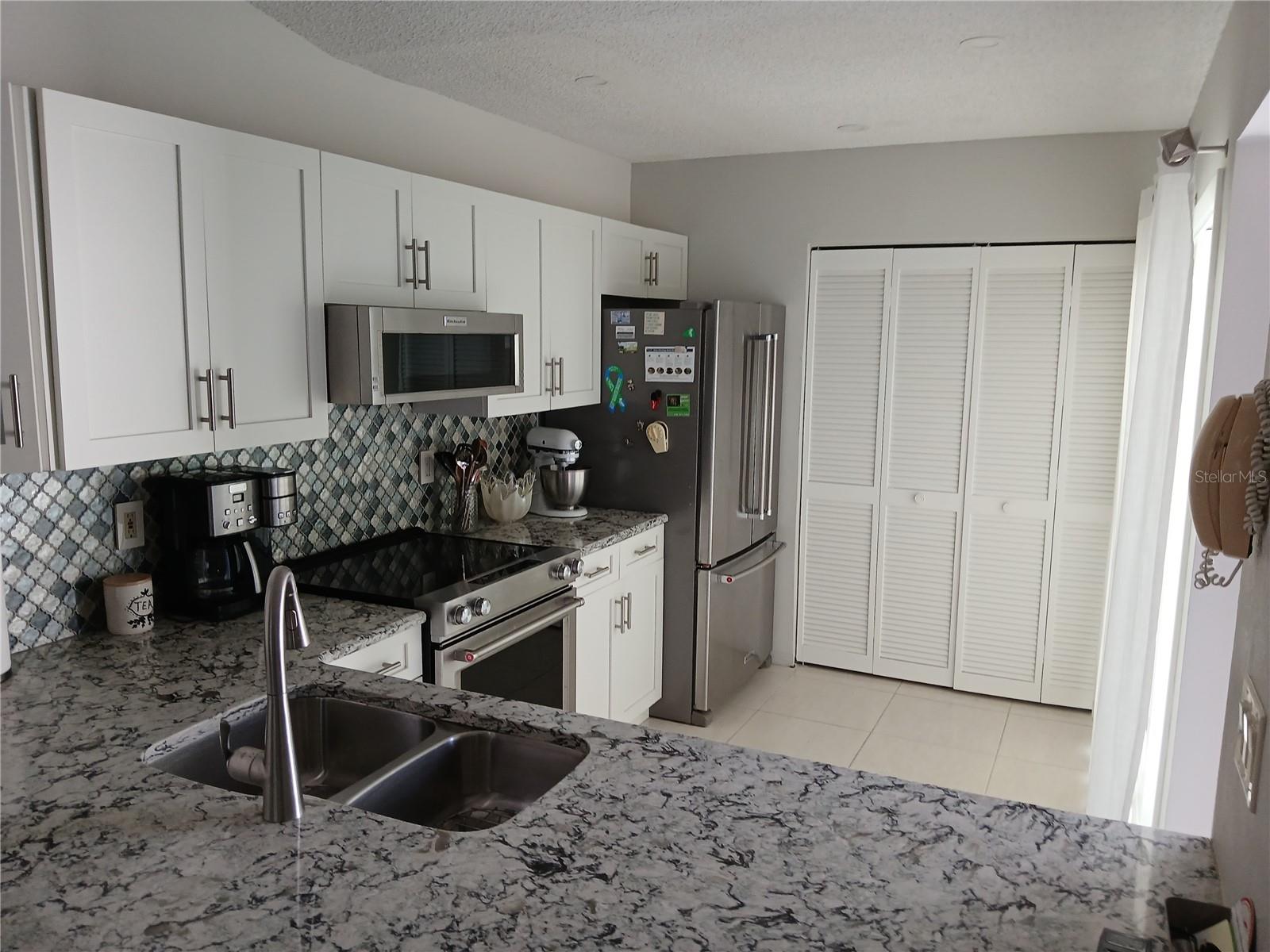913 Waterside Lane, FL