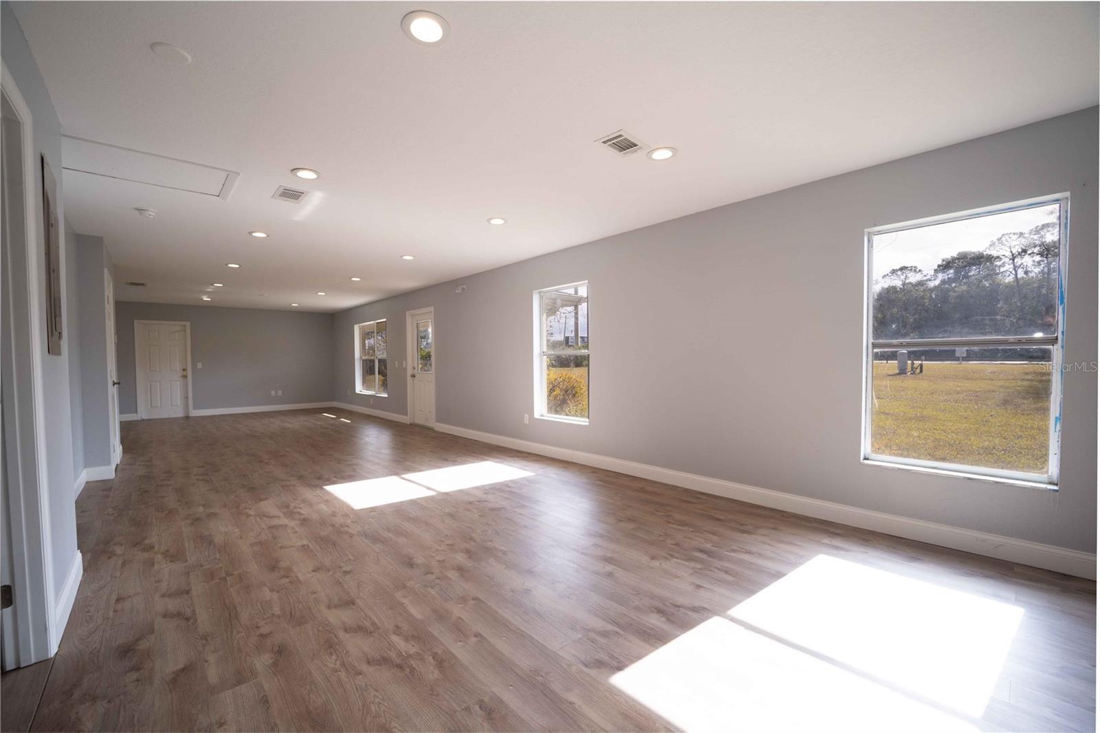 6876 State Road 44, FL