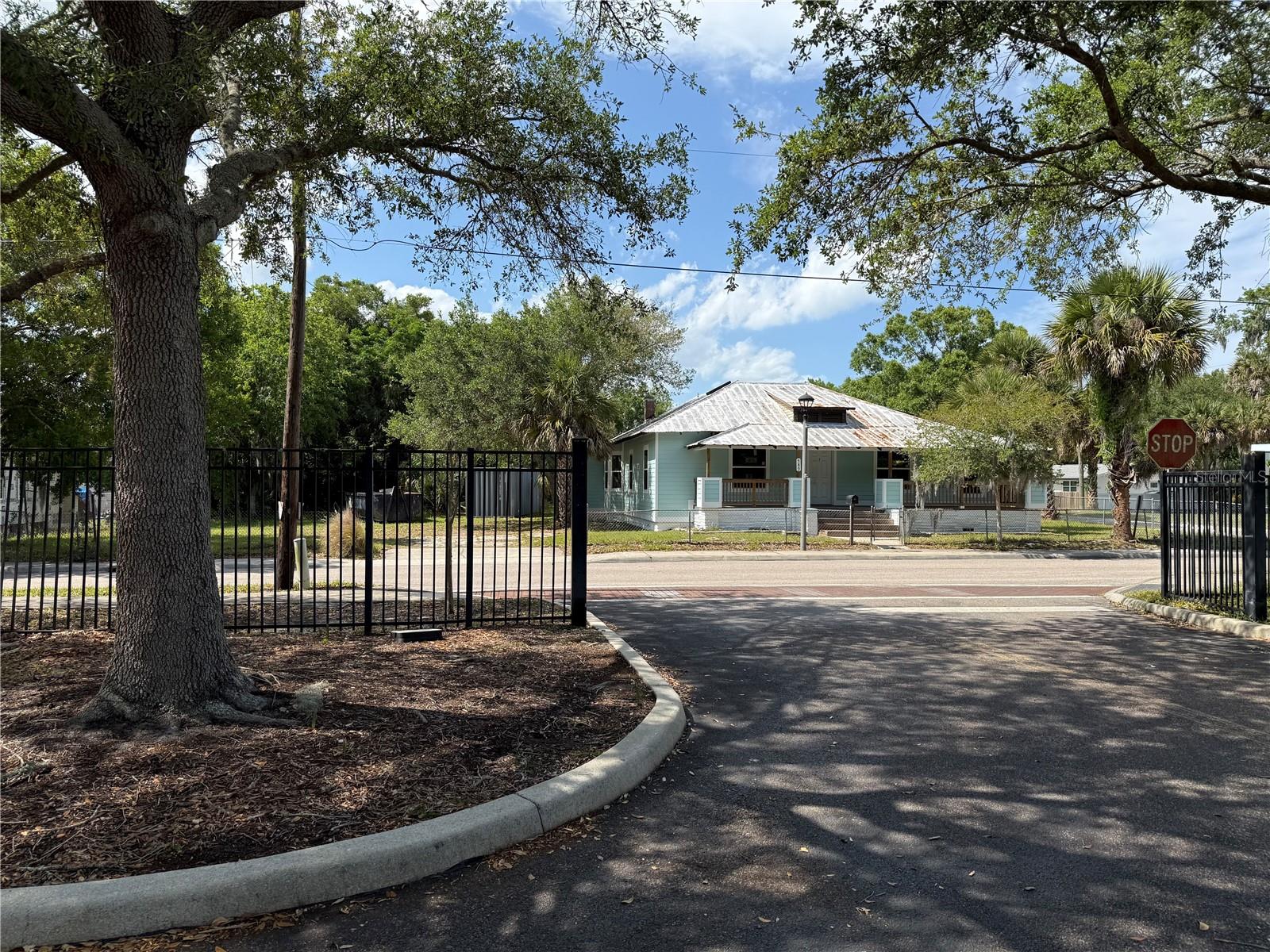 585 Washington Street, FL