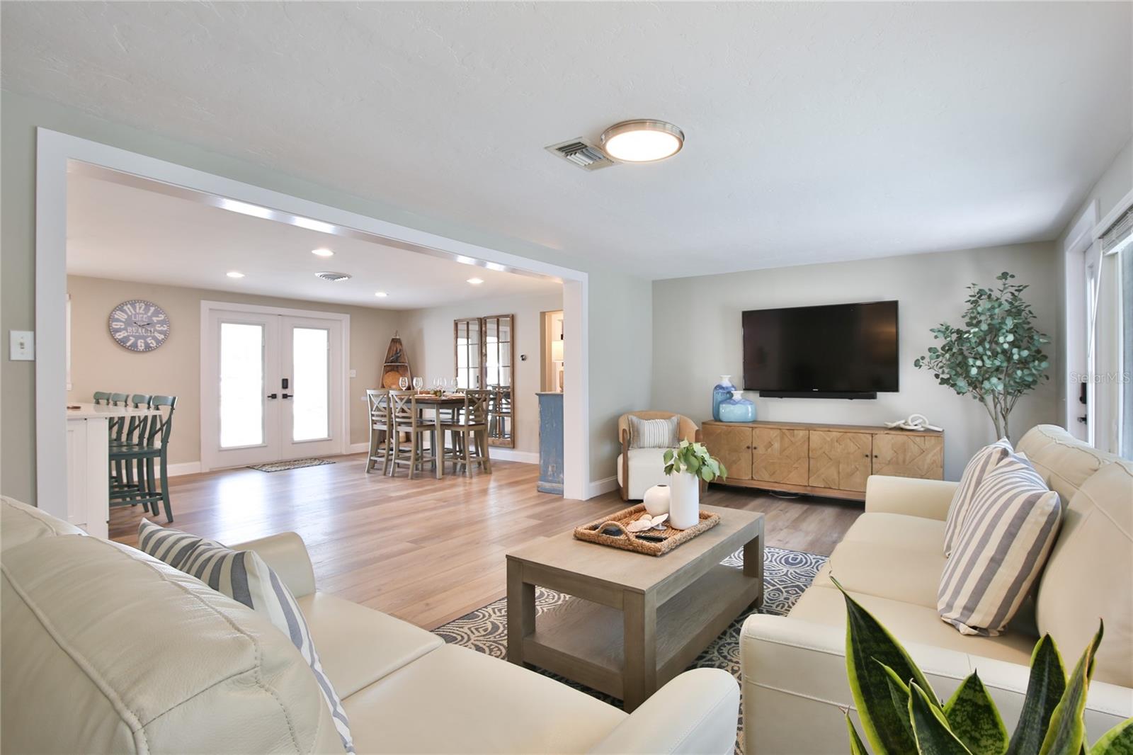 211 Island Circle, FL