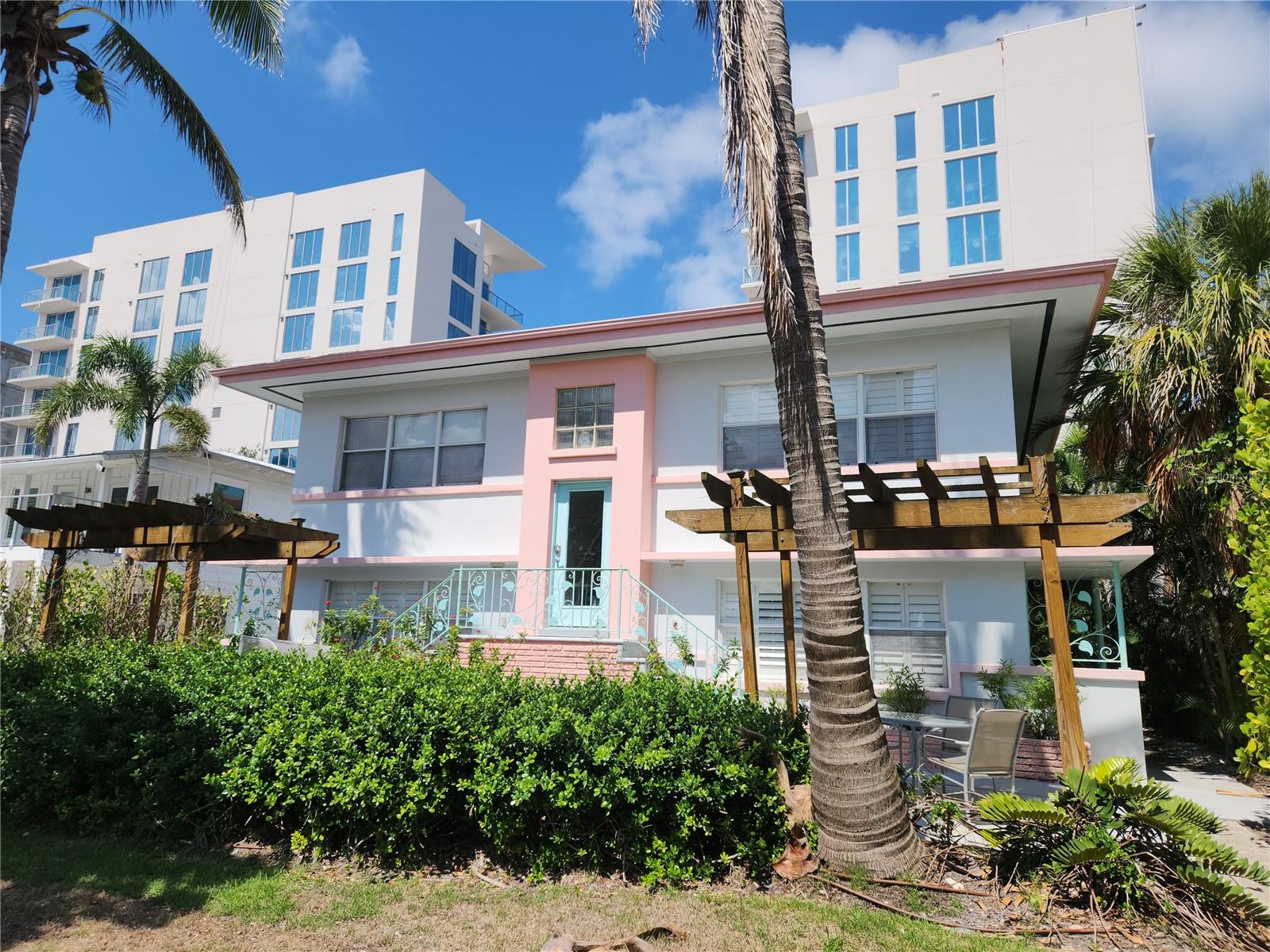 565 Golden Gate Point, FL