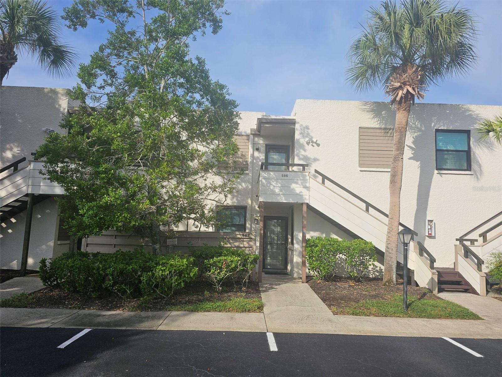 586 Lakeside Drive, FL
