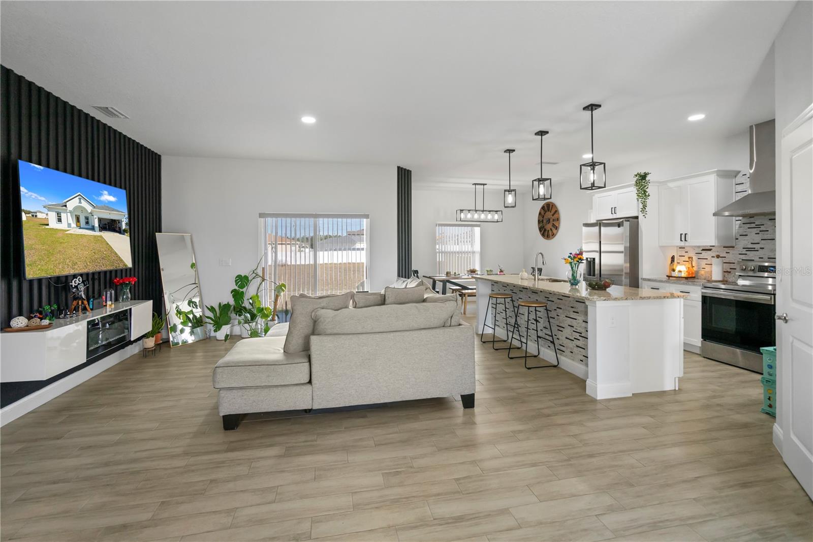 817 Desmoines Place, FL