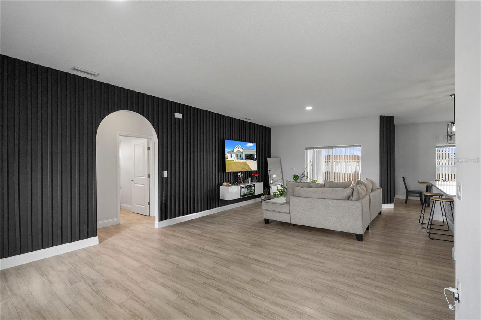 817 Desmoines Place, FL