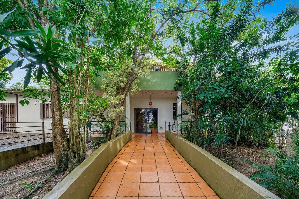 690 Los Naborias Street, PR