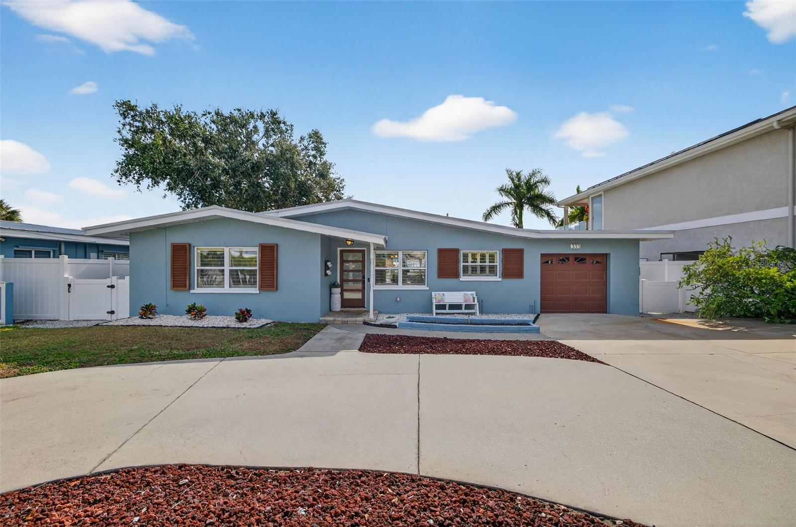 333 La Hacienda Drive, FL