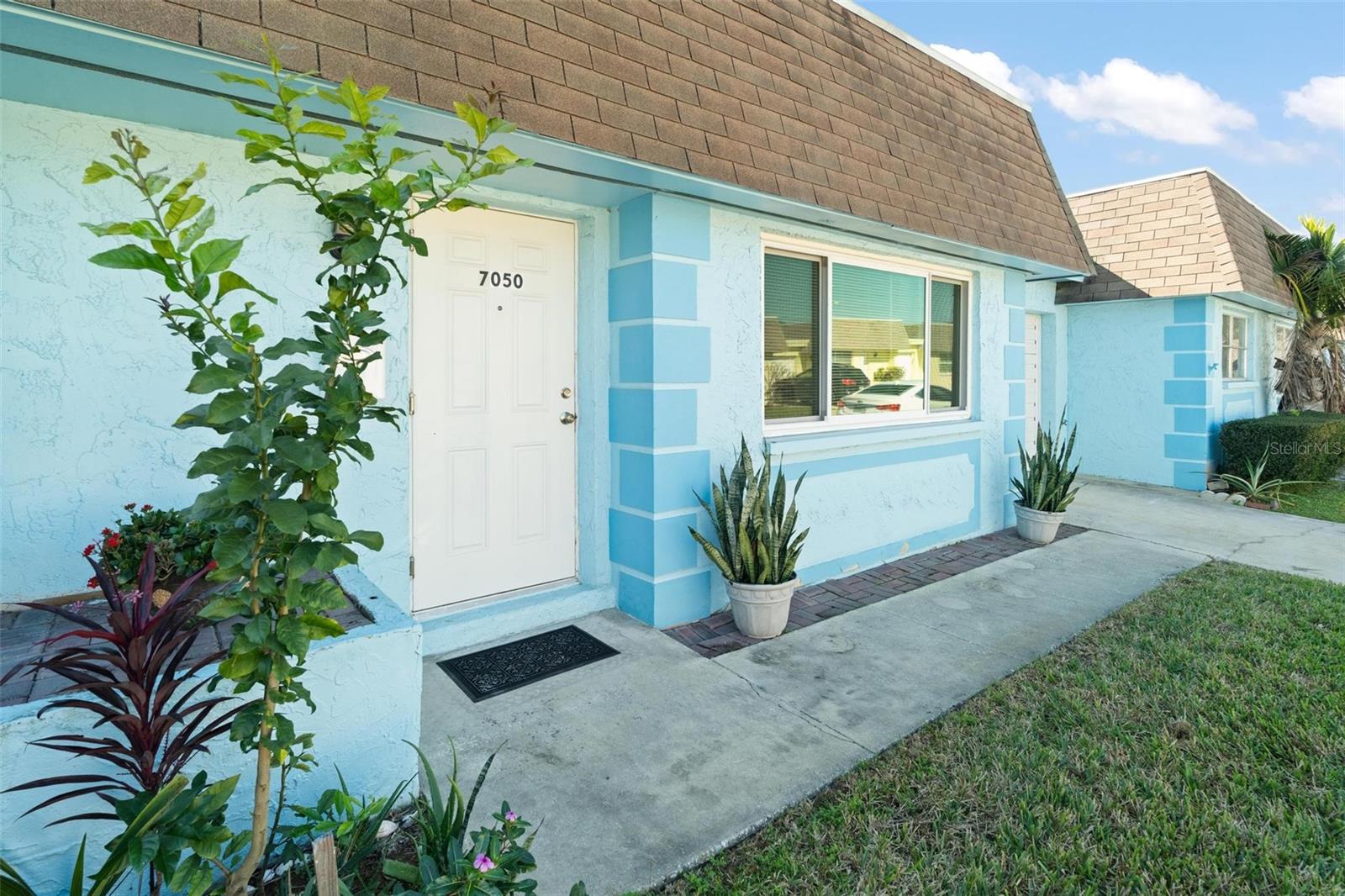 7050 Versailles, FL
