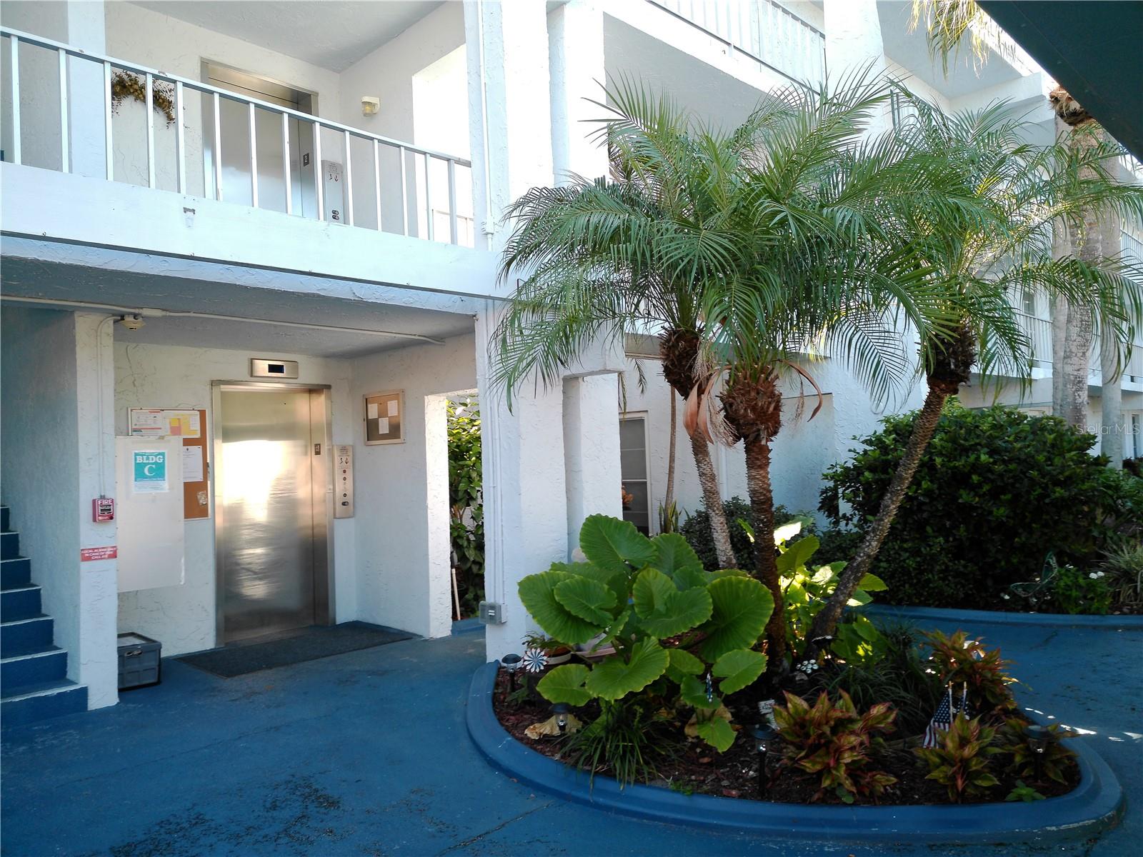 225 Country Club Drive, FL
