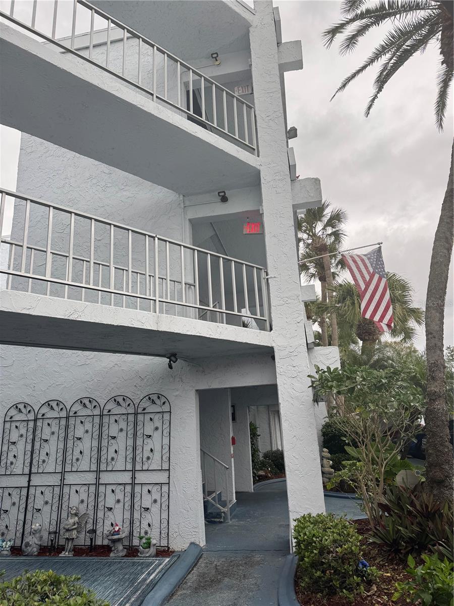 225 Country Club Drive, FL