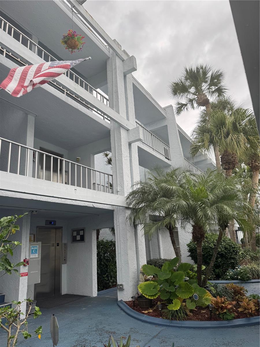 225 Country Club Drive, FL
