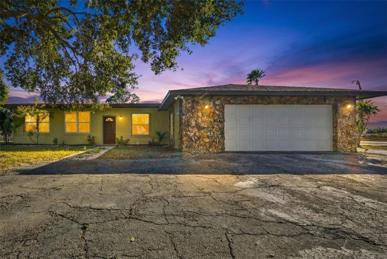 8812 Oakwood Drive, FL