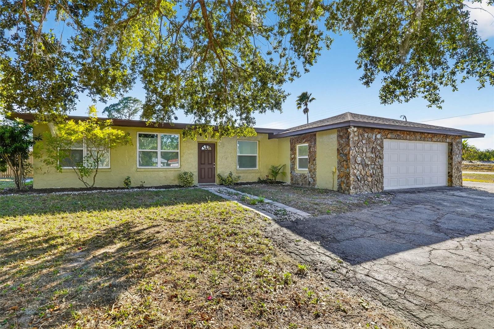 8812 Oakwood Drive, FL
