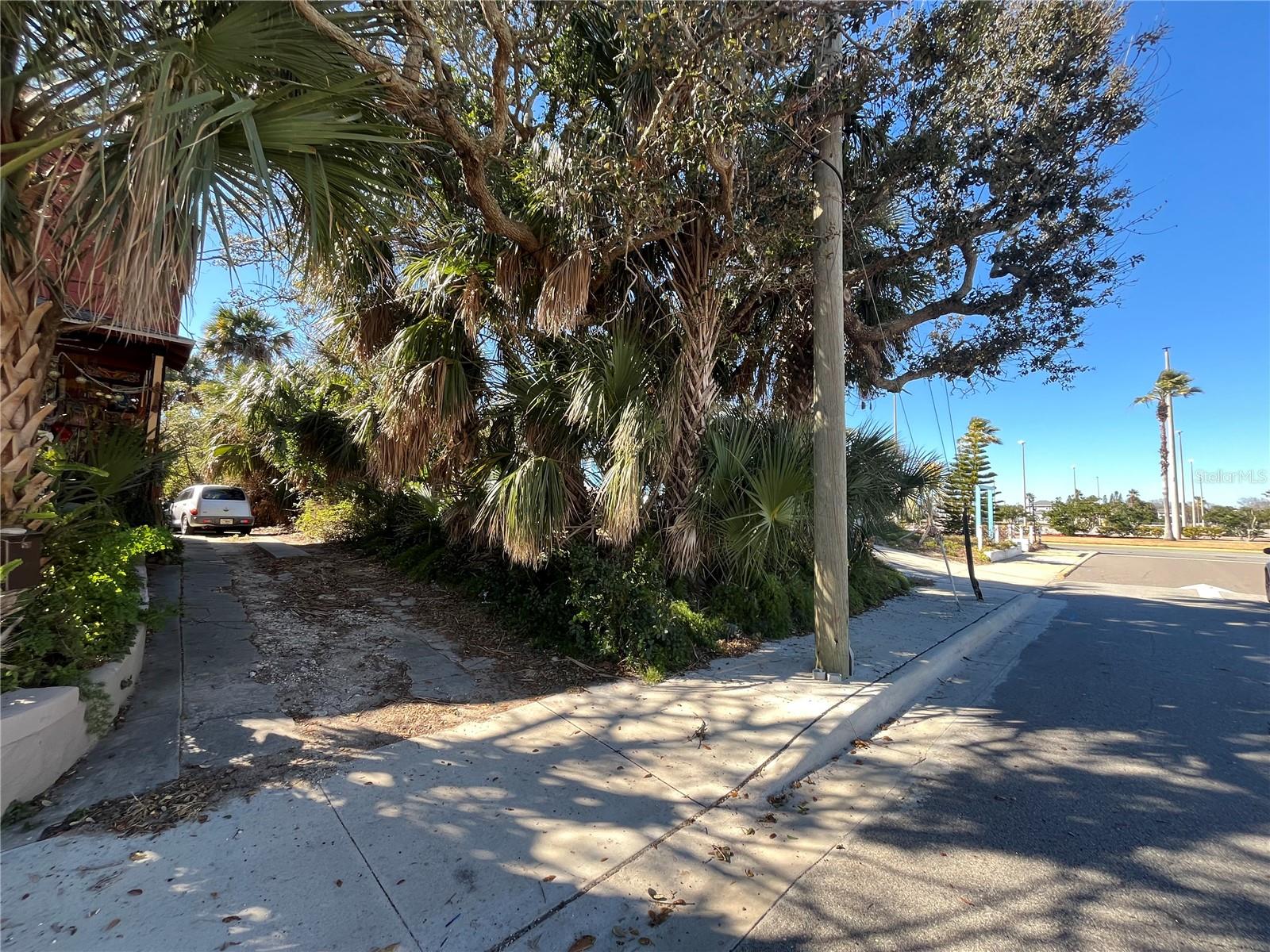 N Hollywood Avenue, FL