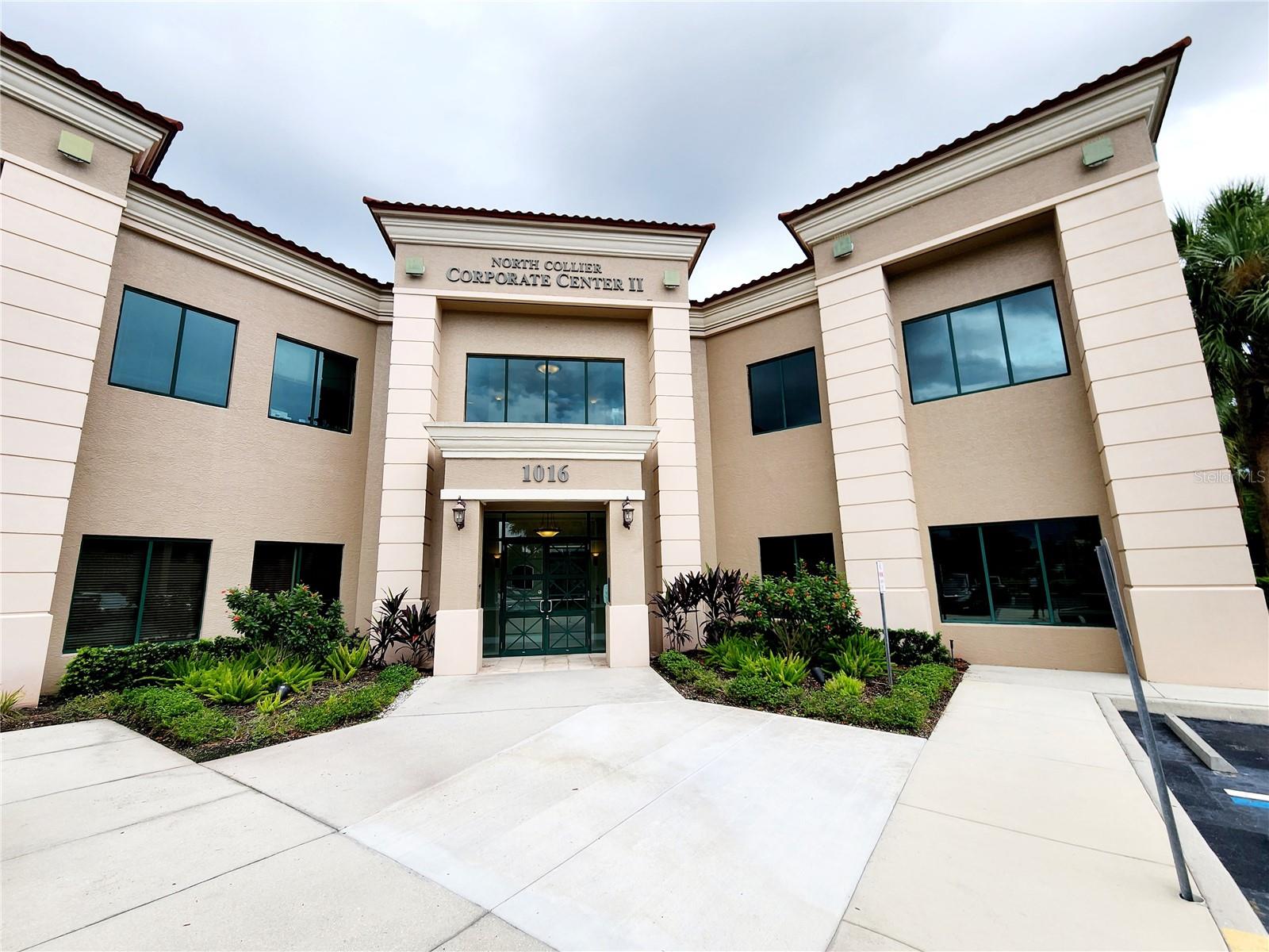 1016 Collier Center Way, FL