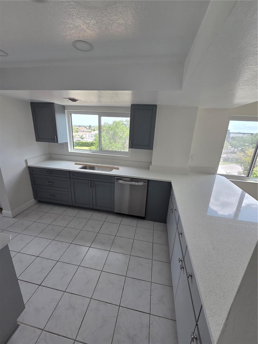 650 Island Way, FL