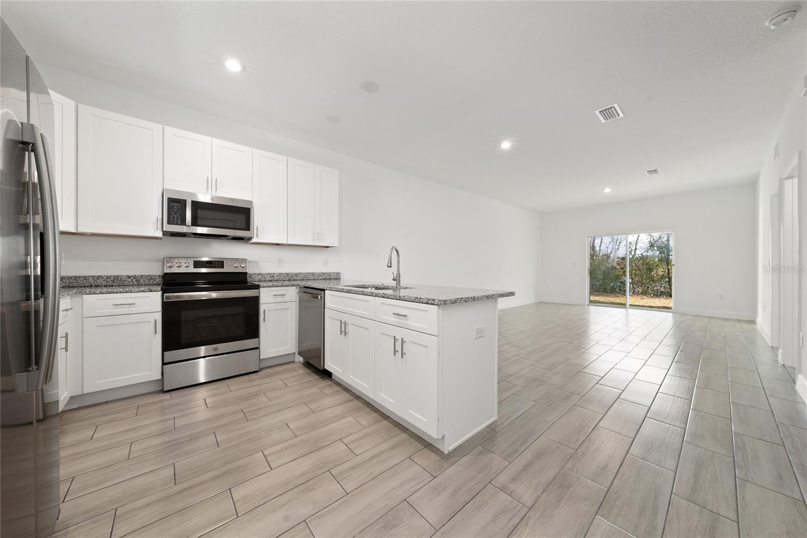 462 Lake Shore Parkway, FL