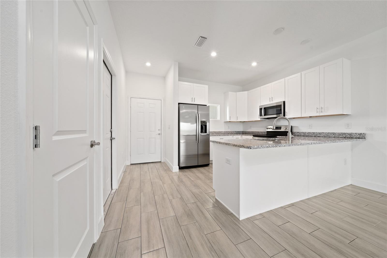 462 Lake Shore Parkway, FL