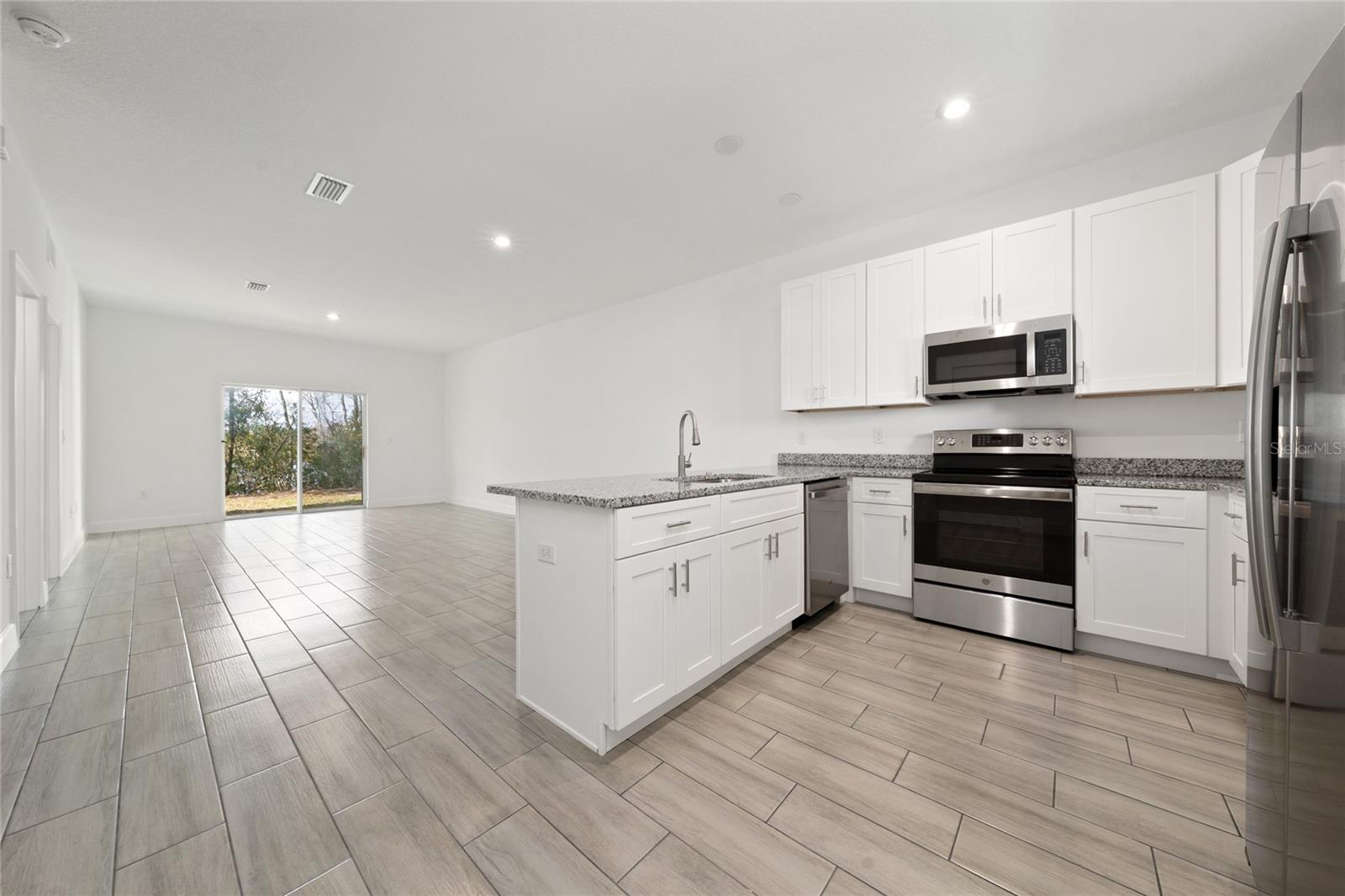 460 Lake Shore Parkway, FL