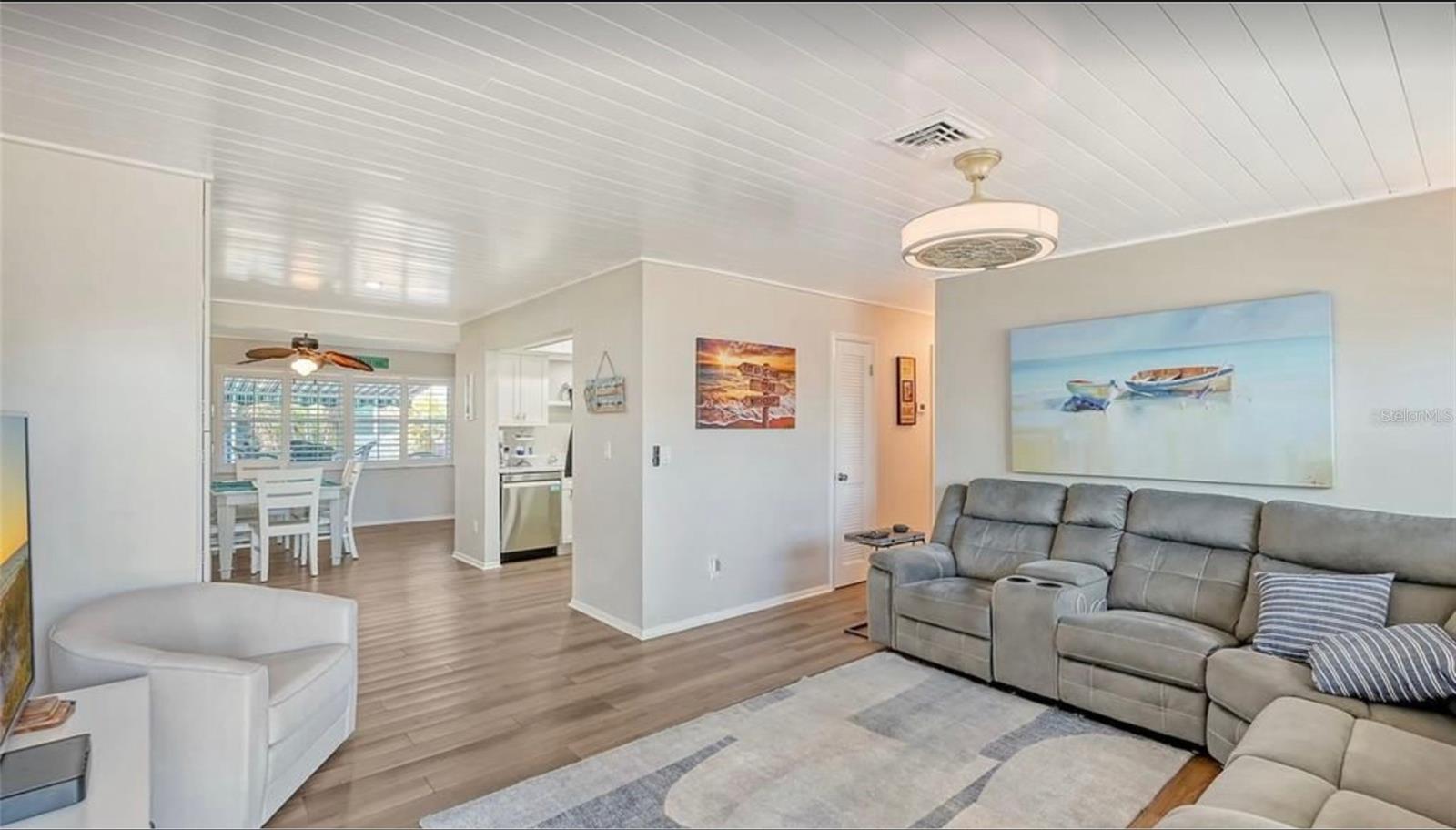 1019 Beach Manor Center, FL