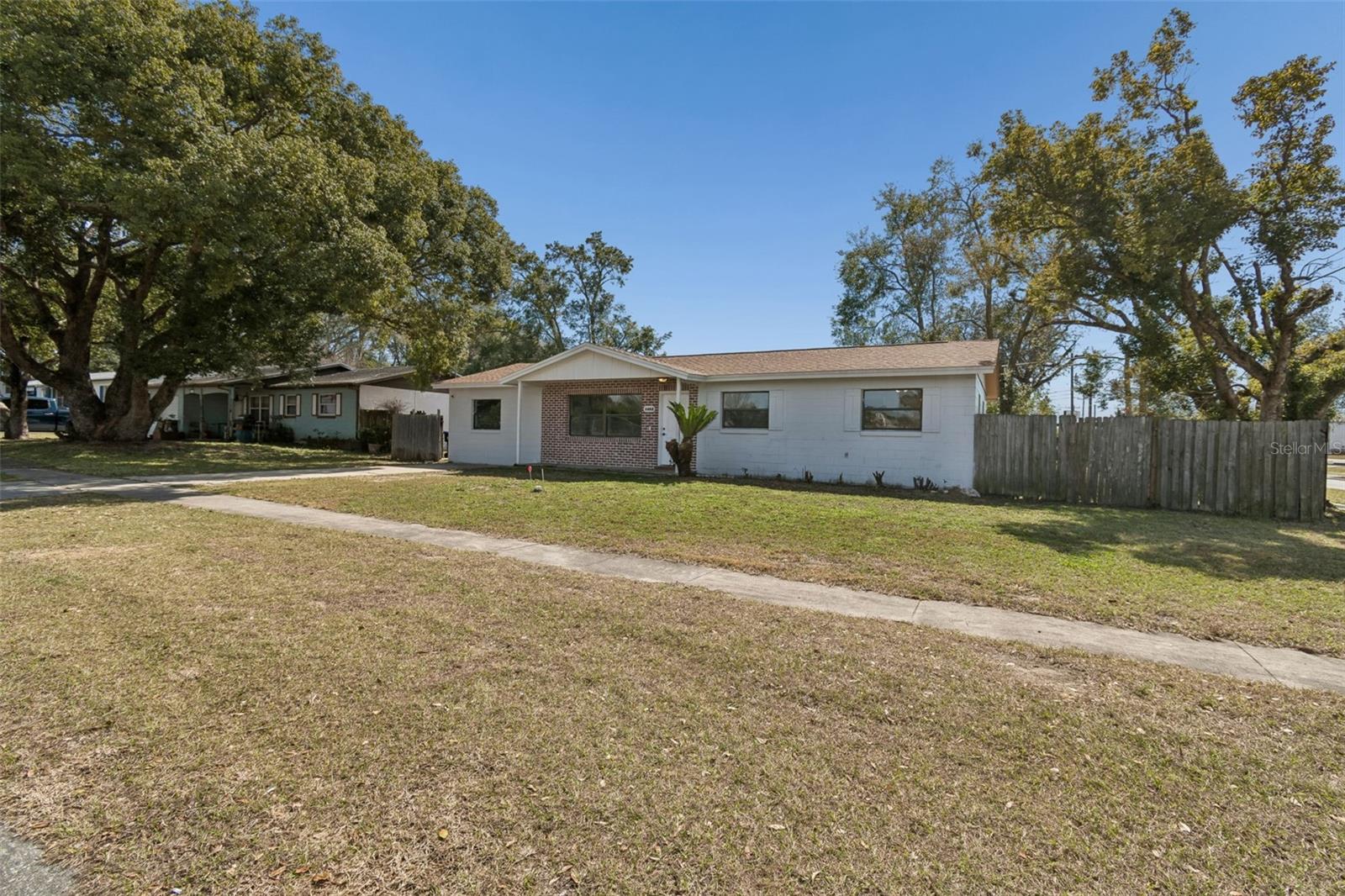 1402 Rolling Green Drive, FL