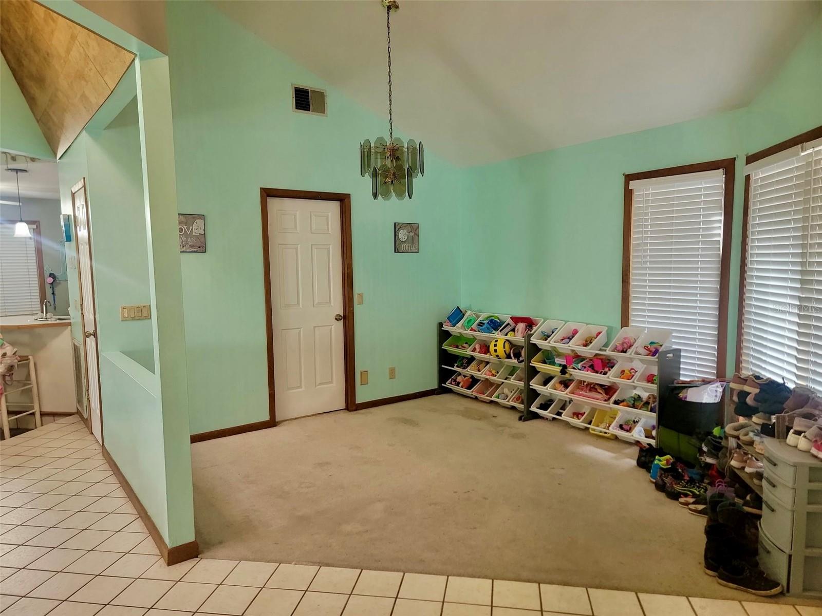 585 Foresthill Place, FL