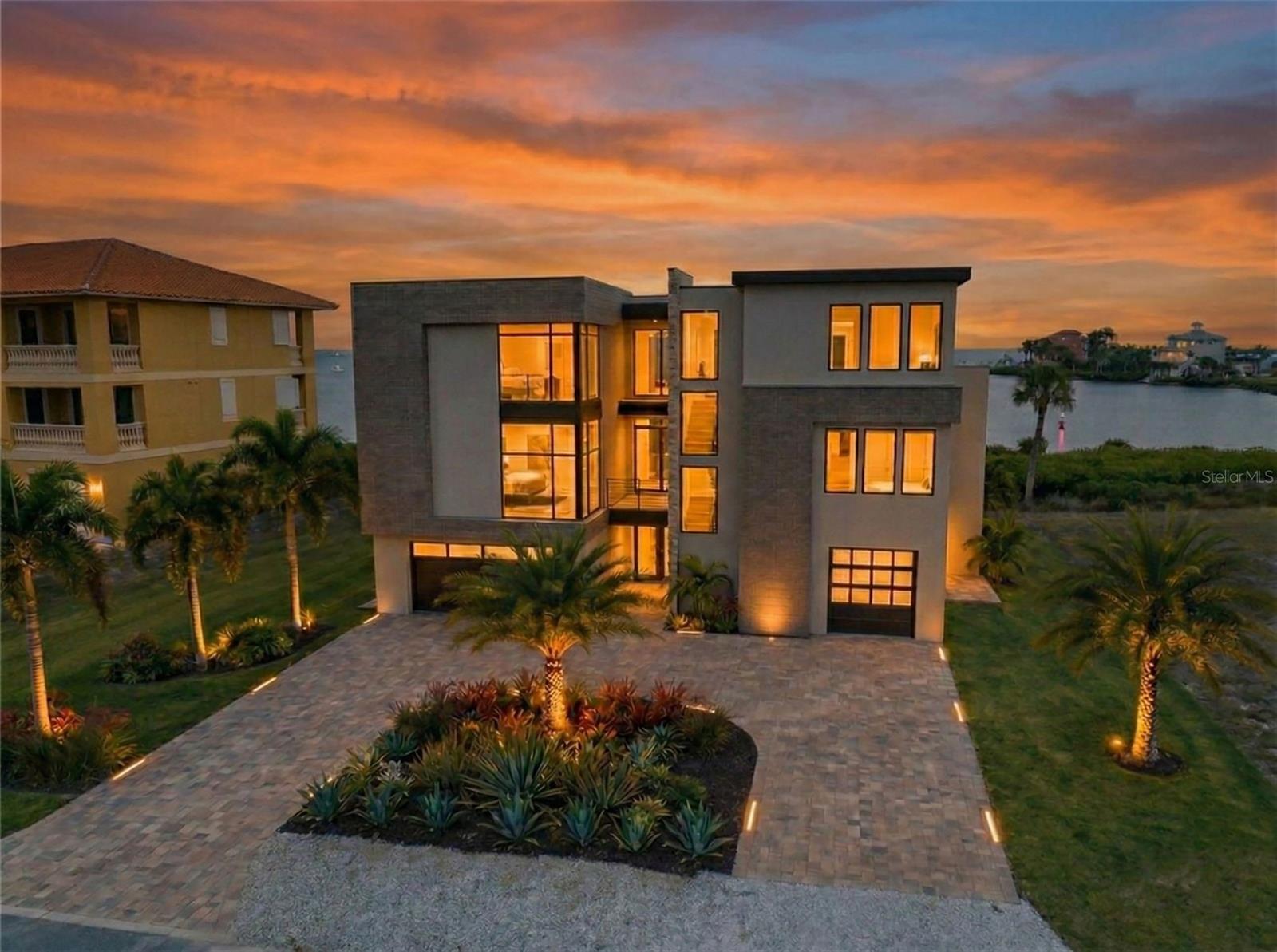 25 Harborpointe Drive, FL