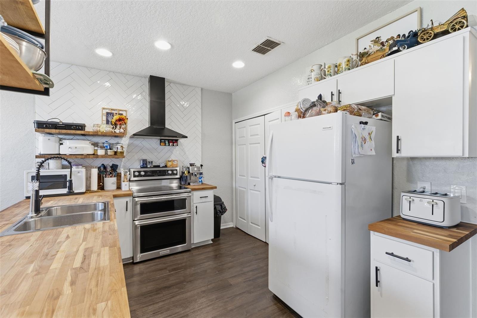 5940 & 5934 Meadowlane Street, FL
