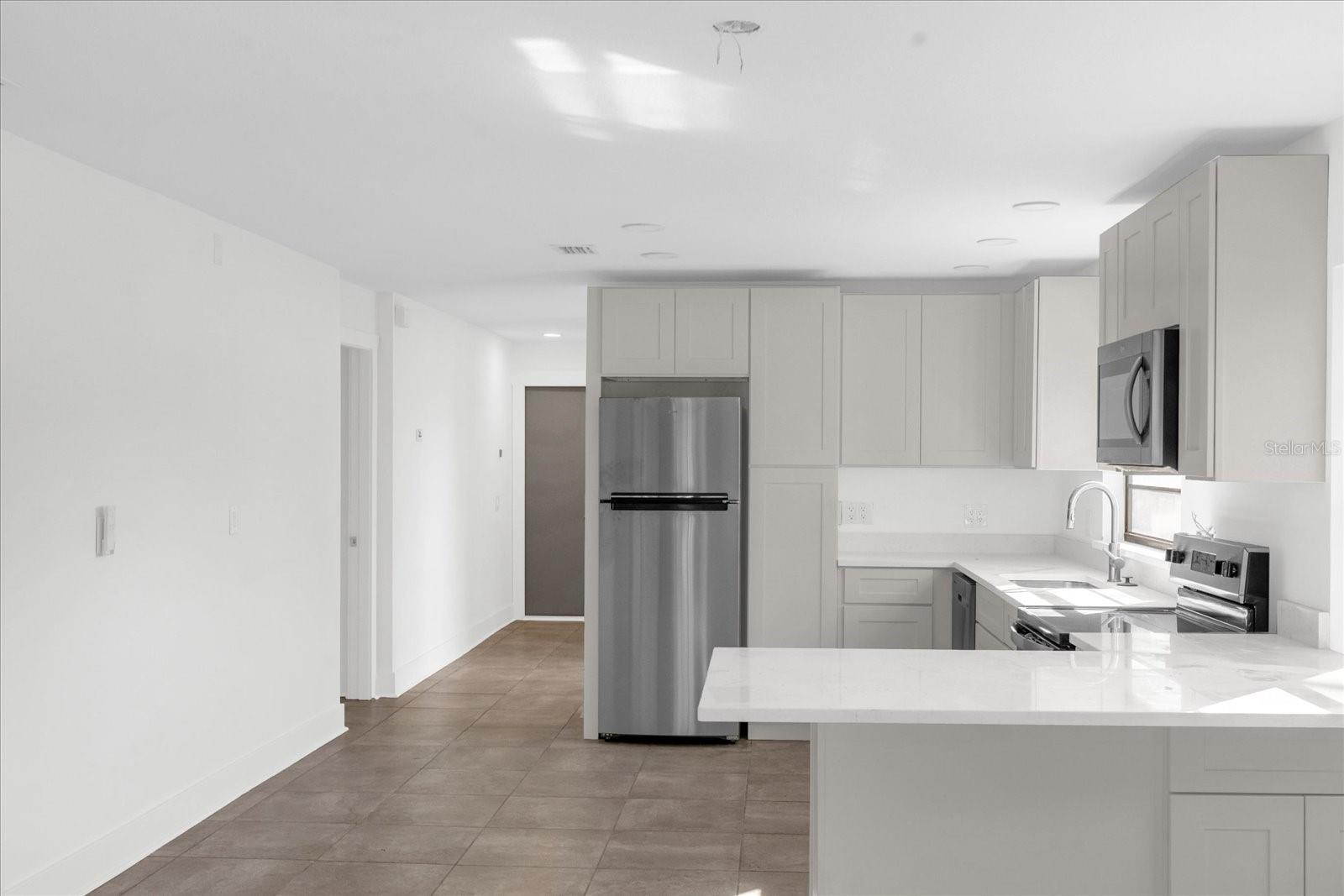 5222 View Point, FL
