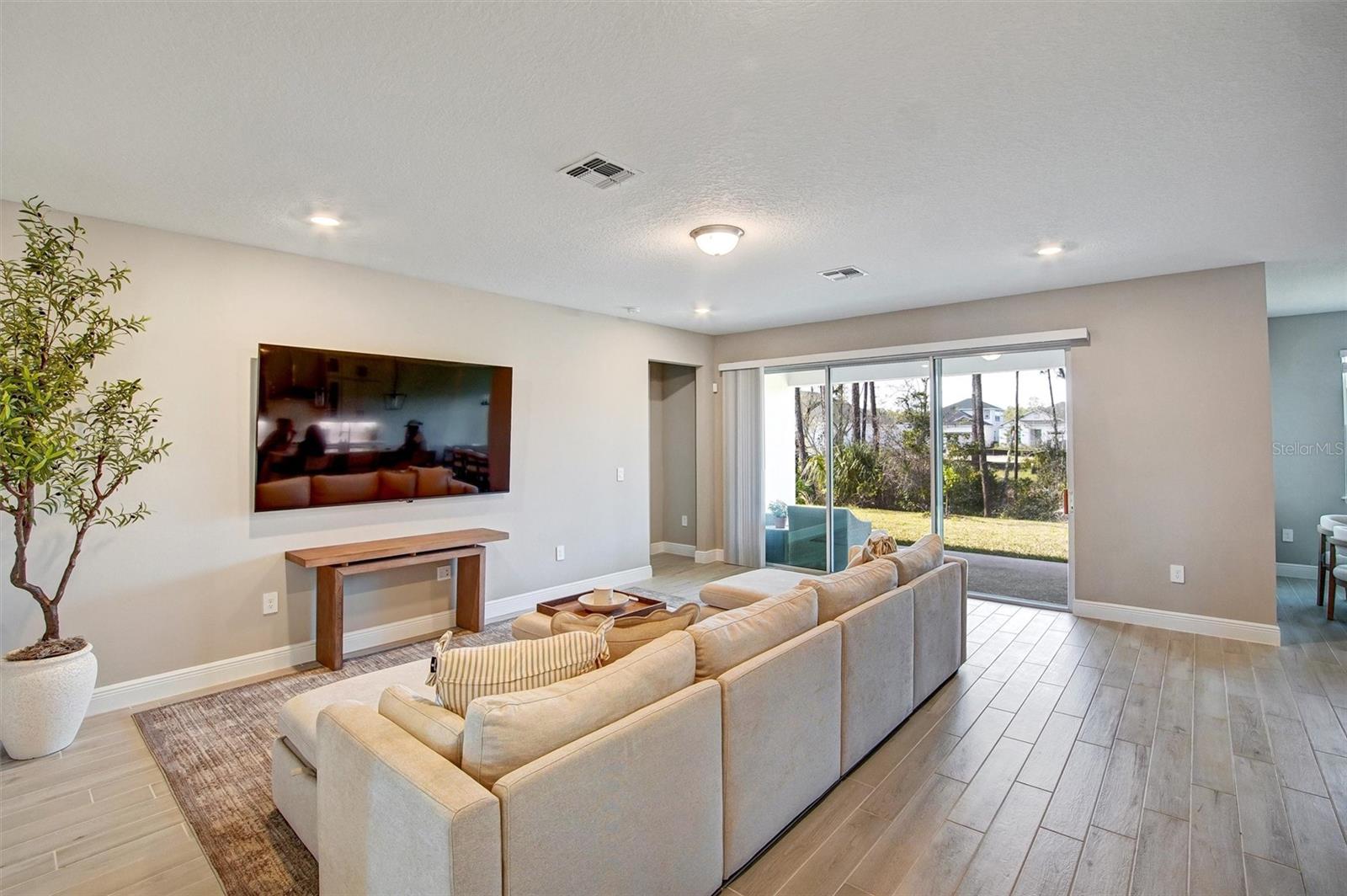 2121 Divot Drive, FL