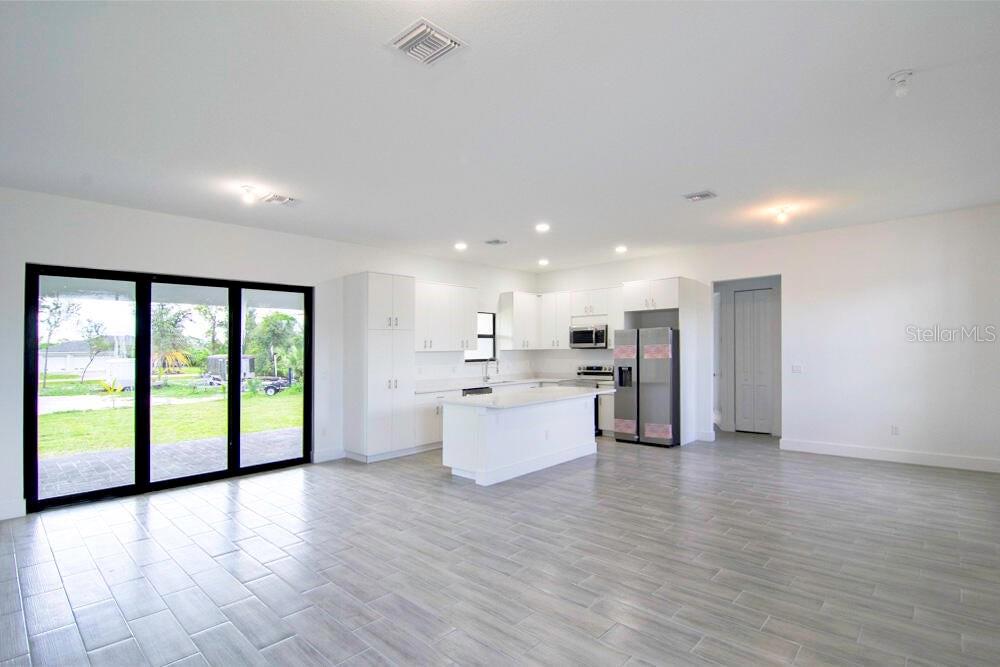 15633 Lakeland Circle, FL