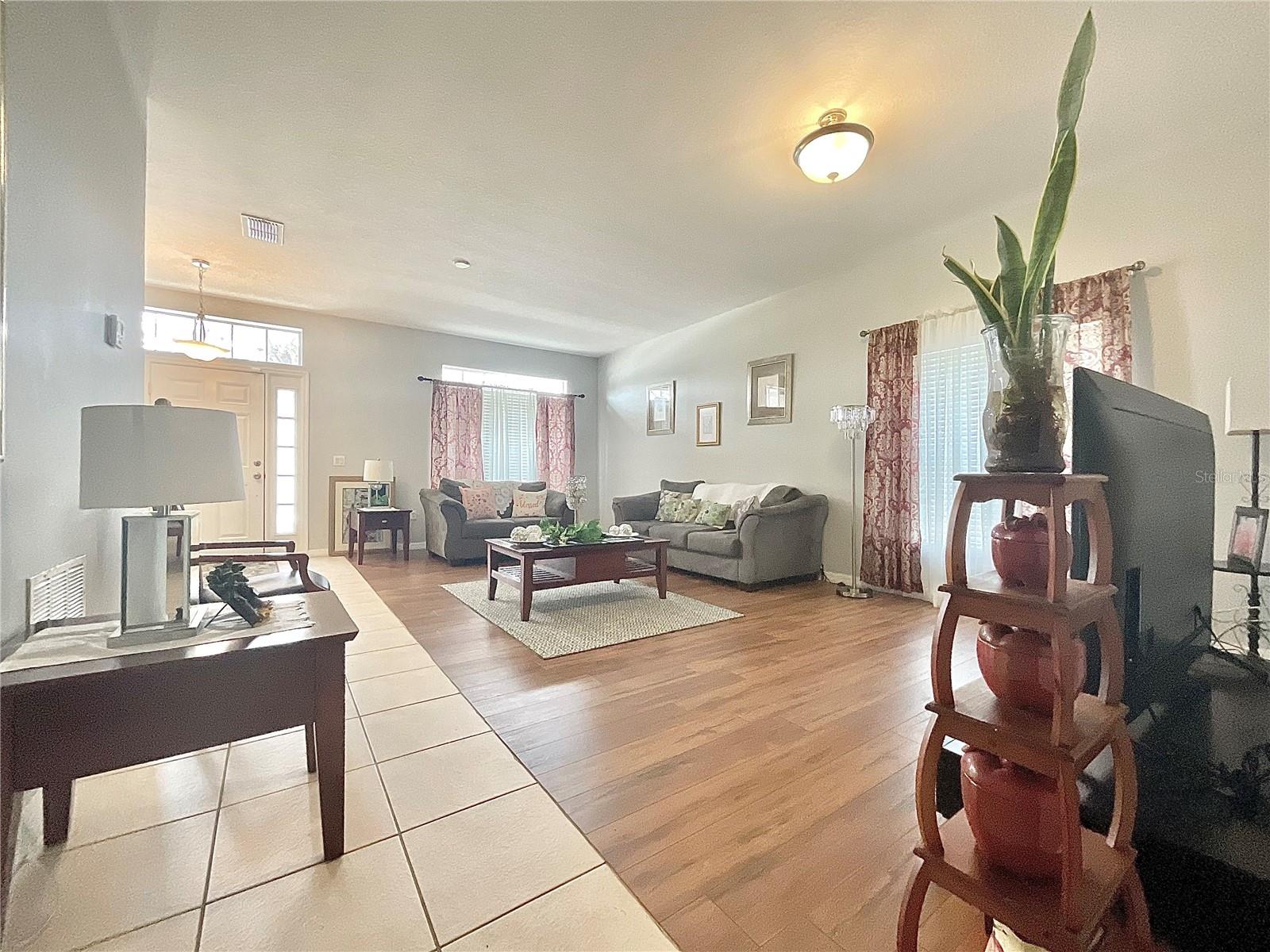 907 Hacienda Circle, FL