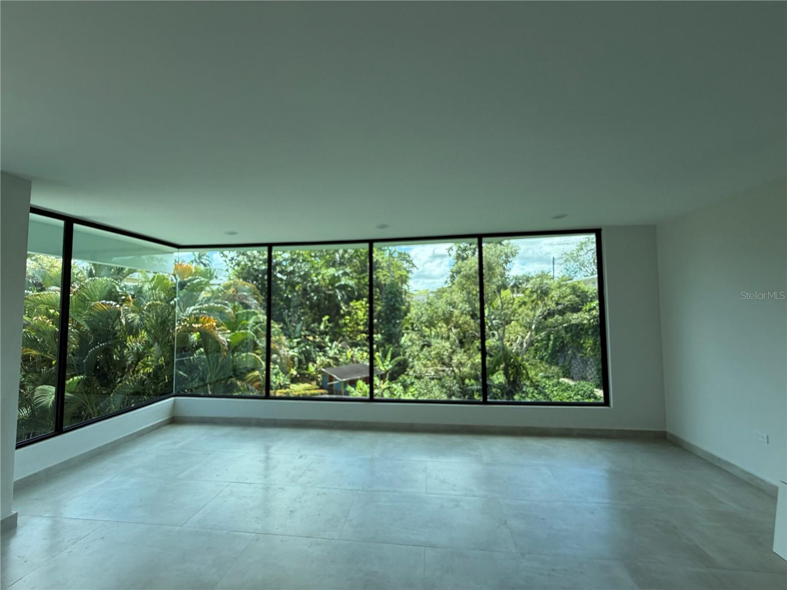 1704 Crisantemo, PR