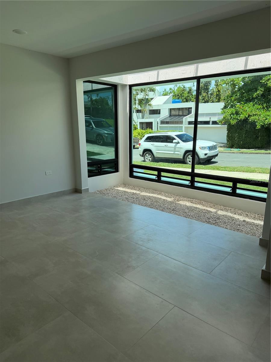 1704 Crisantemo, PR