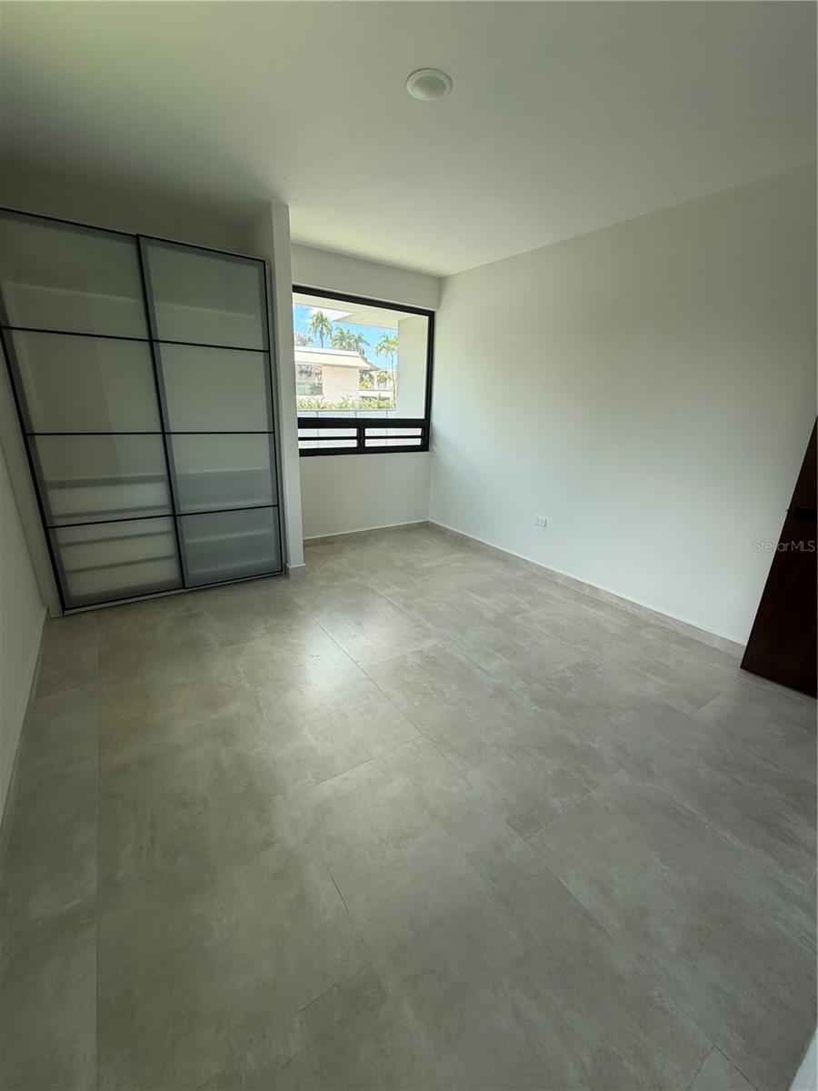 1704 Crisantemo, PR