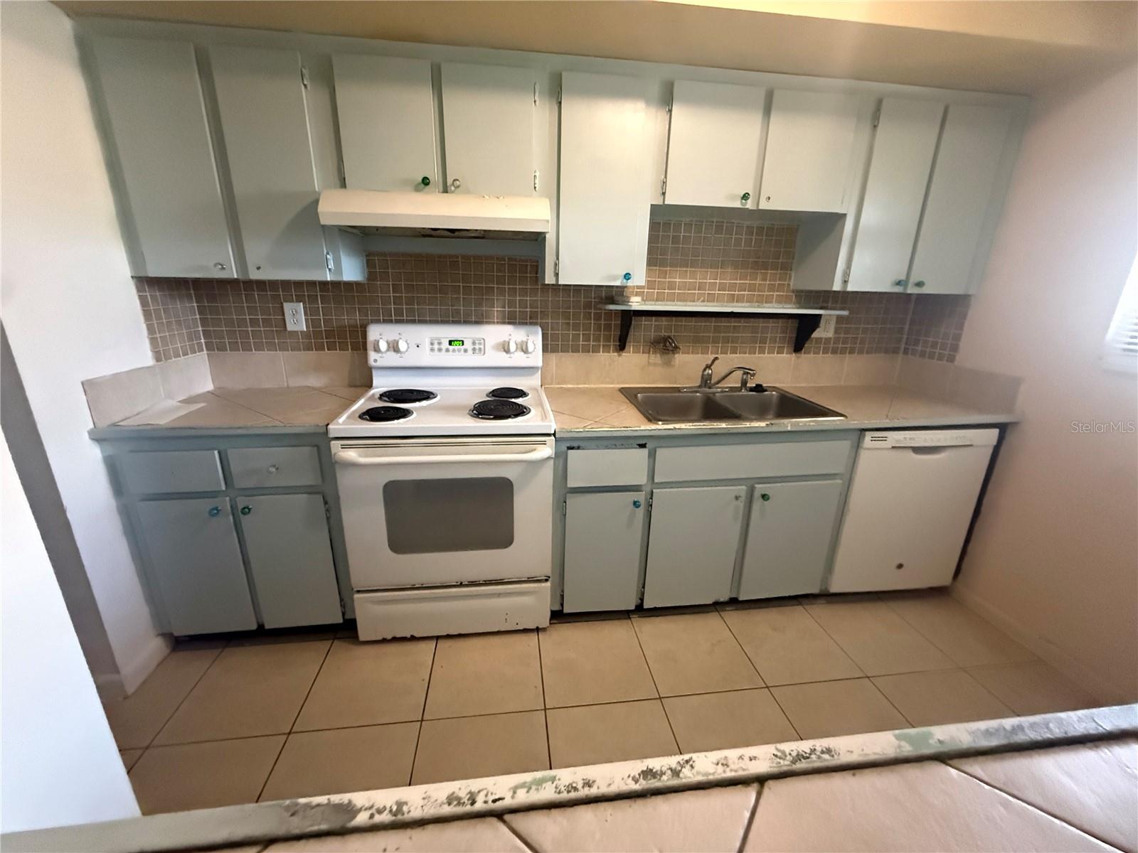 870 Village Lake Terrace, FL