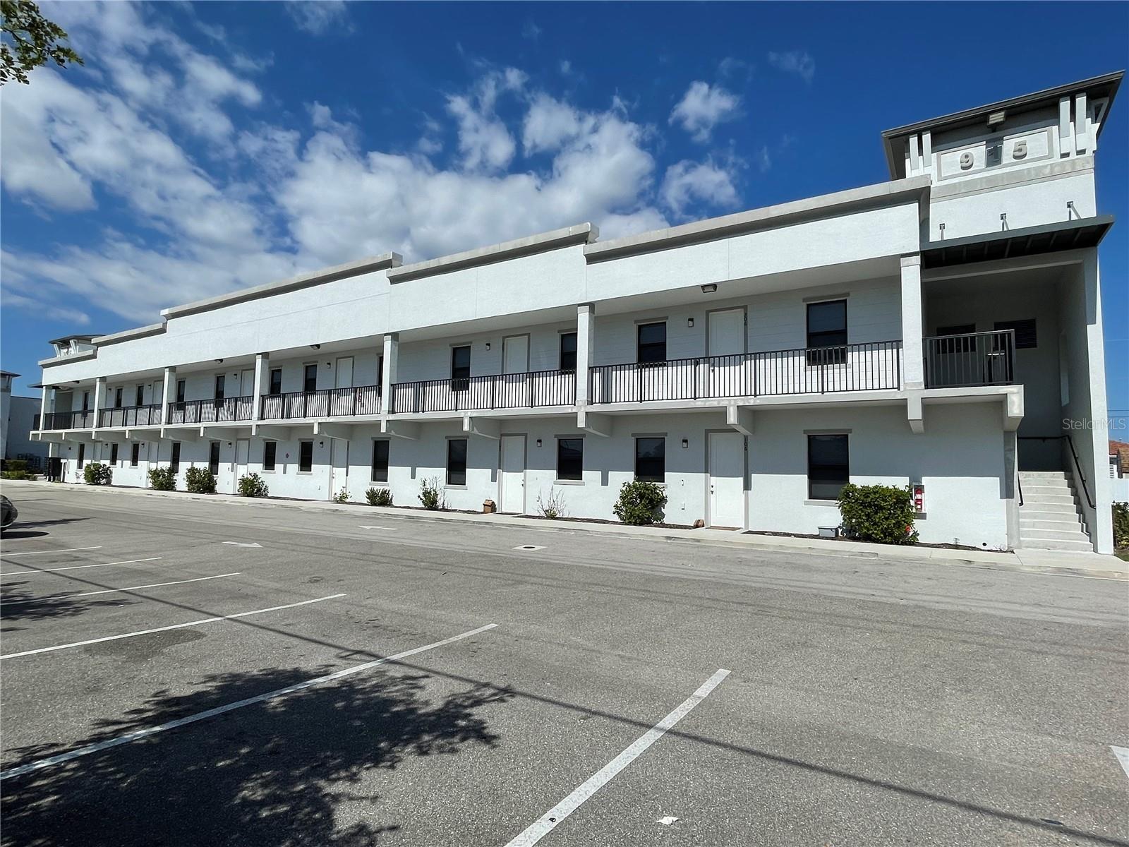 907 Skyline Boulevard, FL