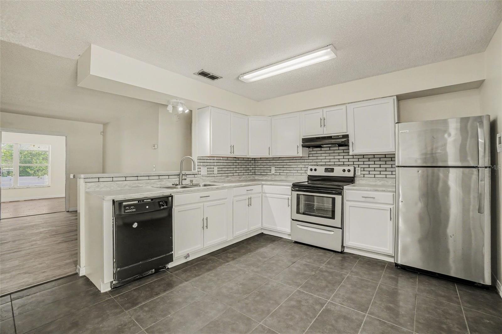 808 Chamberlain Loop, FL