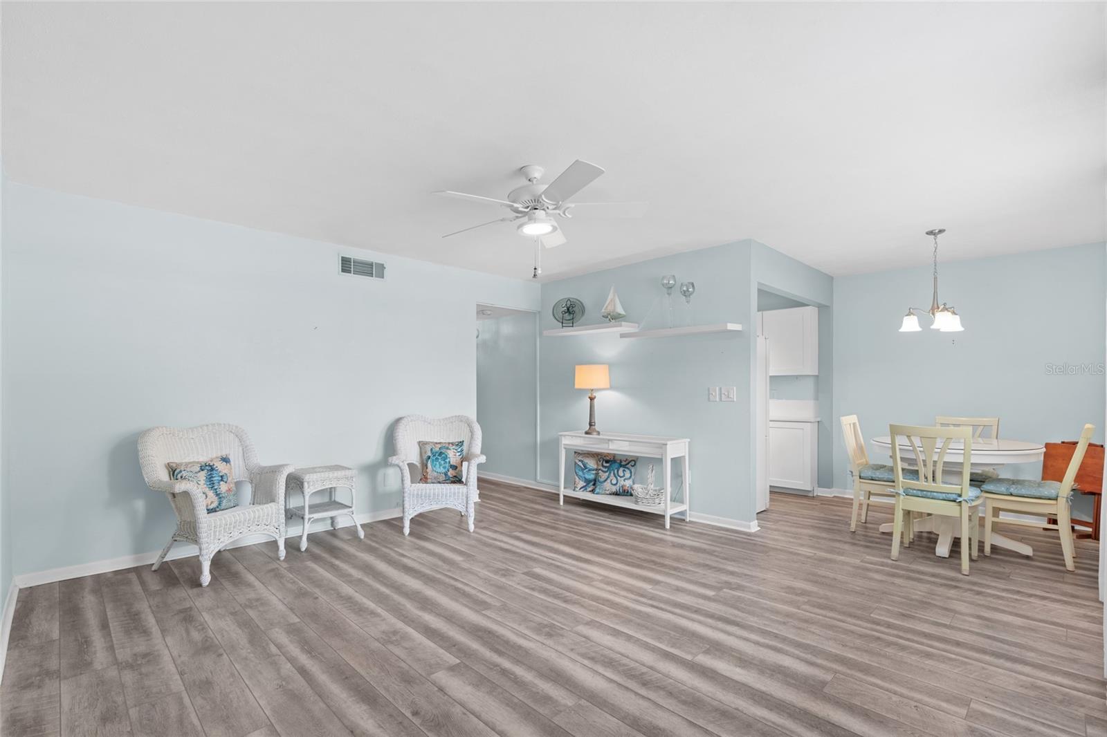 209 Lincoln Circle, FL