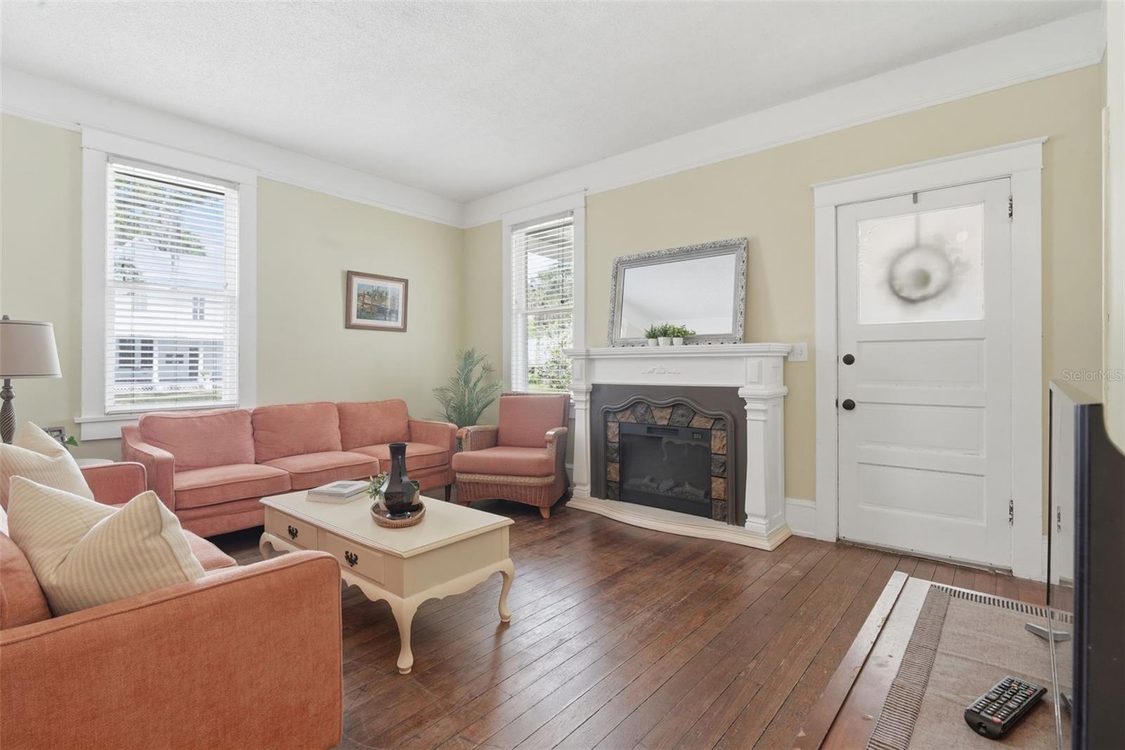 318 Colonial Court, FL