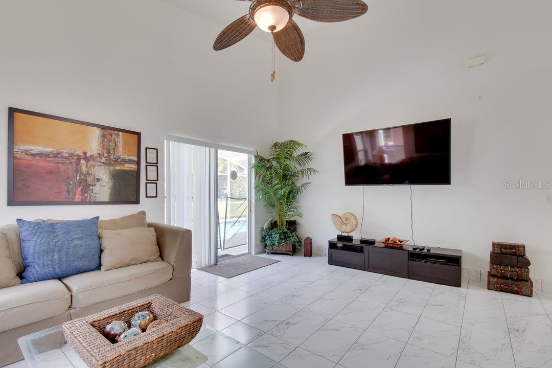 730 Bloomingdale Dr, FL