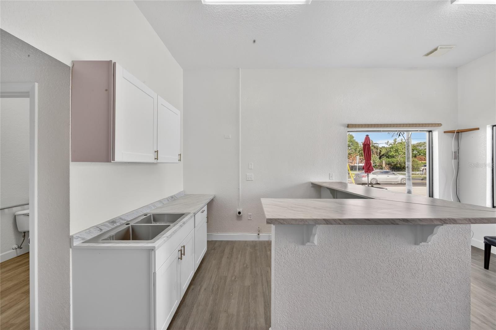 595 9th Street, FL