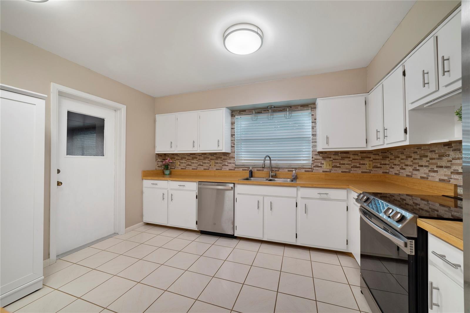 146 Mayfair Court, FL