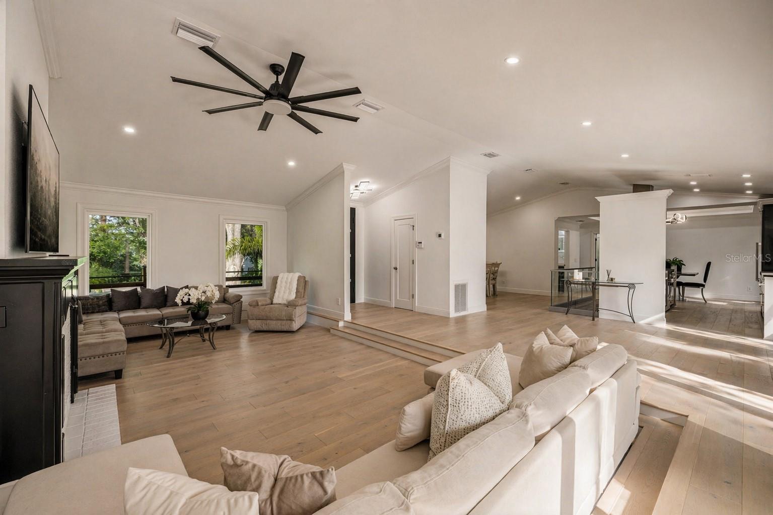 900 Oak Hollow Place, FL