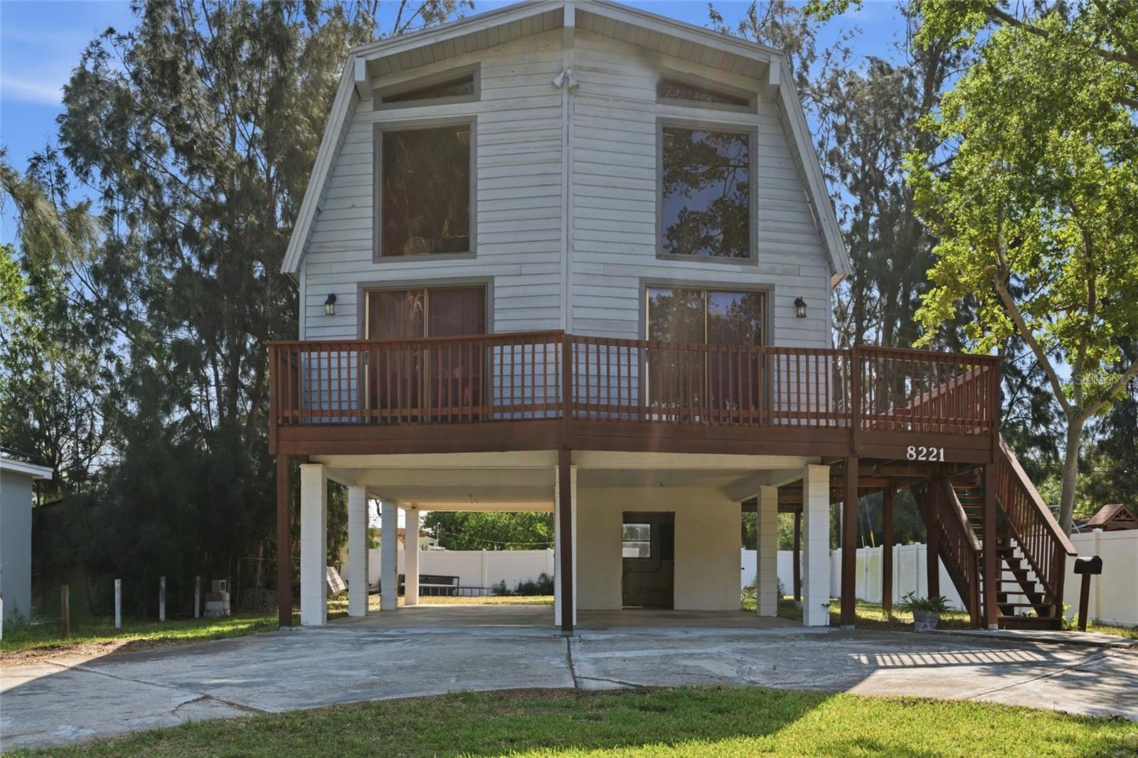 8221 Riverside Dr Ne, FL