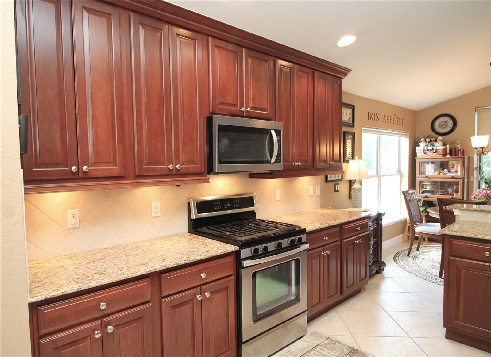 516 Lago Loop, FL