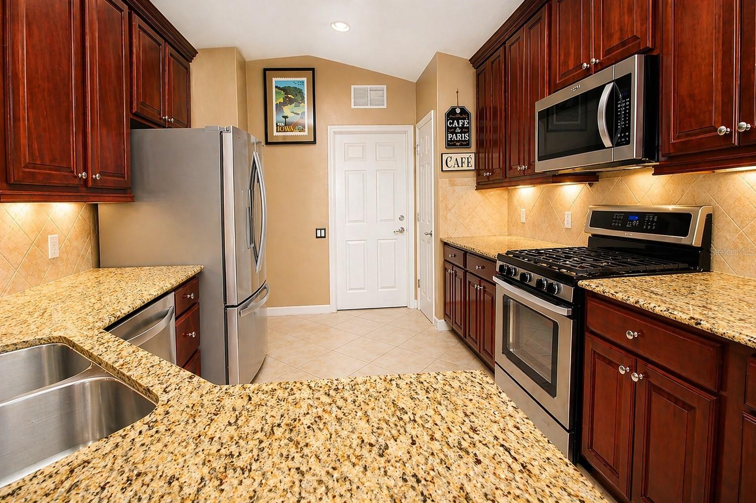 516 Lago Loop, FL