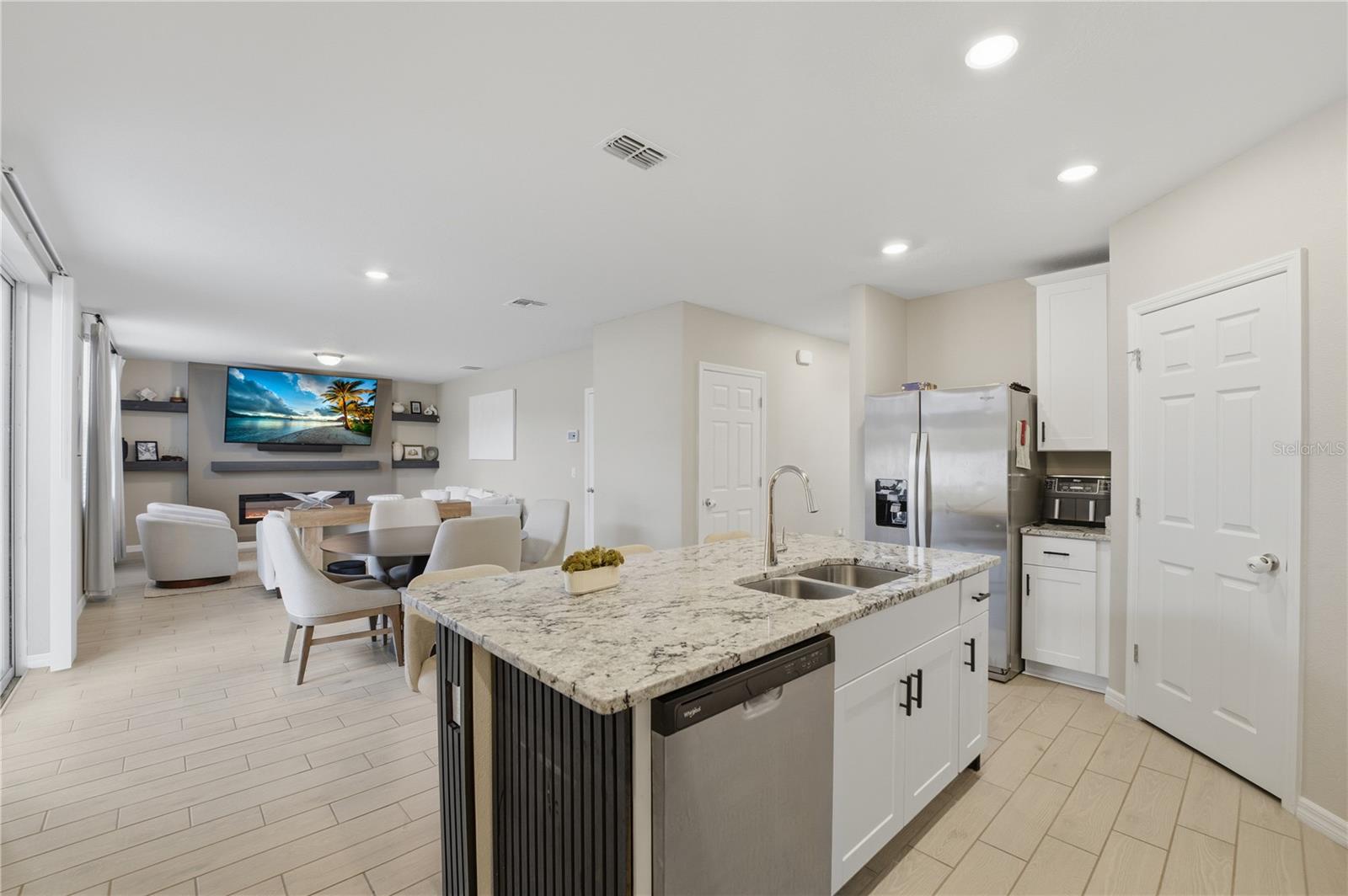 2424 Whitetail, FL